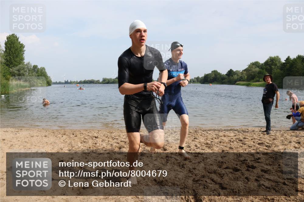 15.06.2025 - 27. Vierlanden-Triathlon Lena Gebhardt http://msf.ph/oto/8004679 15.06.2025 09:59:56 Schwimmen 266, 351, 358 meine-sportfotos.de