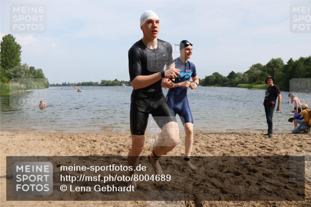 15.06.2025 - 27. Vierlanden-Triathlon Lena Gebhardt http://msf.ph/oto/8004689 15.06.2025 09:59:56 Schwimmen 266, 351, 358 meine-sportfotos.de