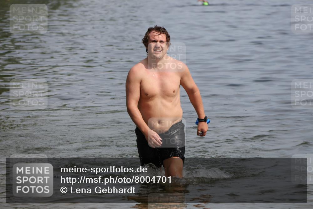 15.06.2025 - 27. Vierlanden-Triathlon Lena Gebhardt http://msf.ph/oto/8004701 15.06.2025 10:00:03 Schwimmen 351, 358 meine-sportfotos.de