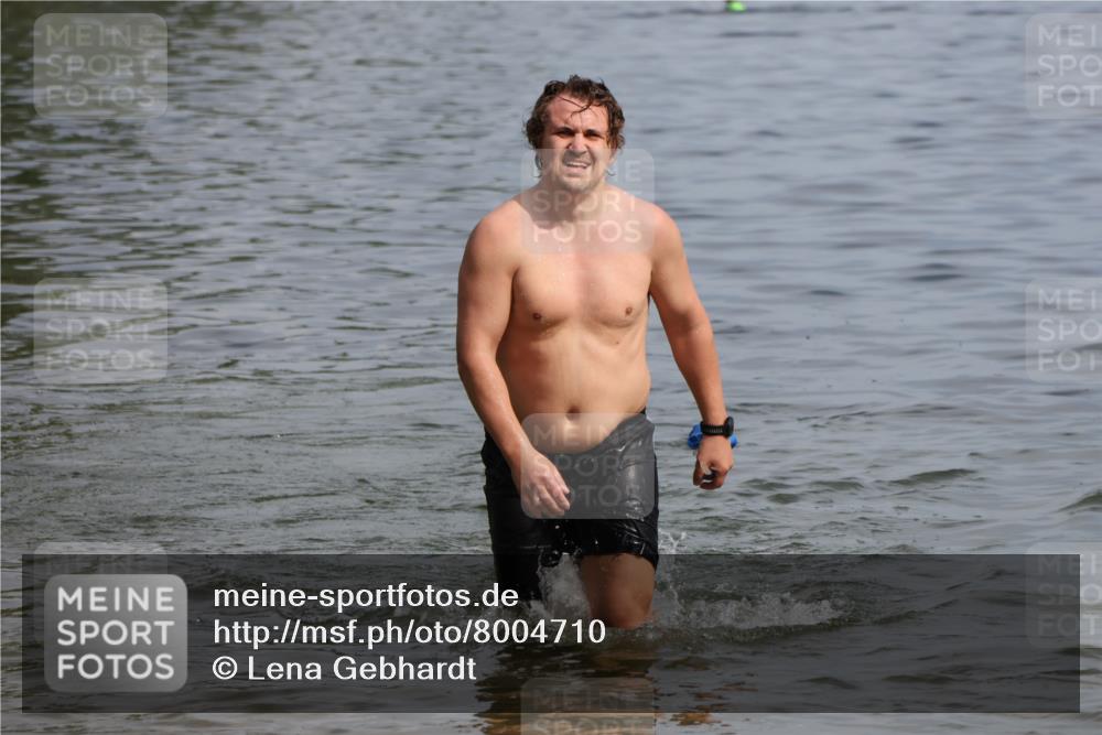 15.06.2025 - 27. Vierlanden-Triathlon Lena Gebhardt http://msf.ph/oto/8004710 15.06.2025 10:00:04 Schwimmen 290, 351, 358 meine-sportfotos.de