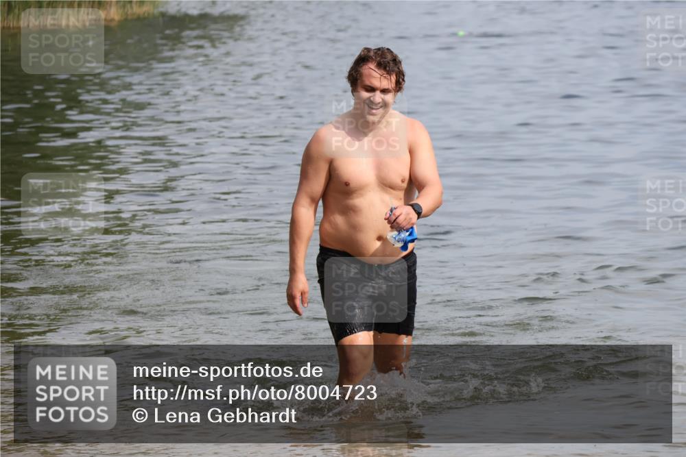 15.06.2025 - 27. Vierlanden-Triathlon Lena Gebhardt http://msf.ph/oto/8004723 15.06.2025 10:00:05 Schwimmen 290, 351, 358 meine-sportfotos.de