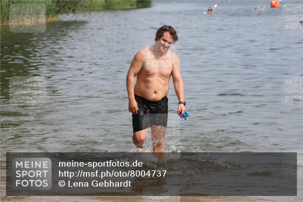 15.06.2025 - 27. Vierlanden-Triathlon Lena Gebhardt http://msf.ph/oto/8004737 15.06.2025 10:00:06 Schwimmen 290 meine-sportfotos.de