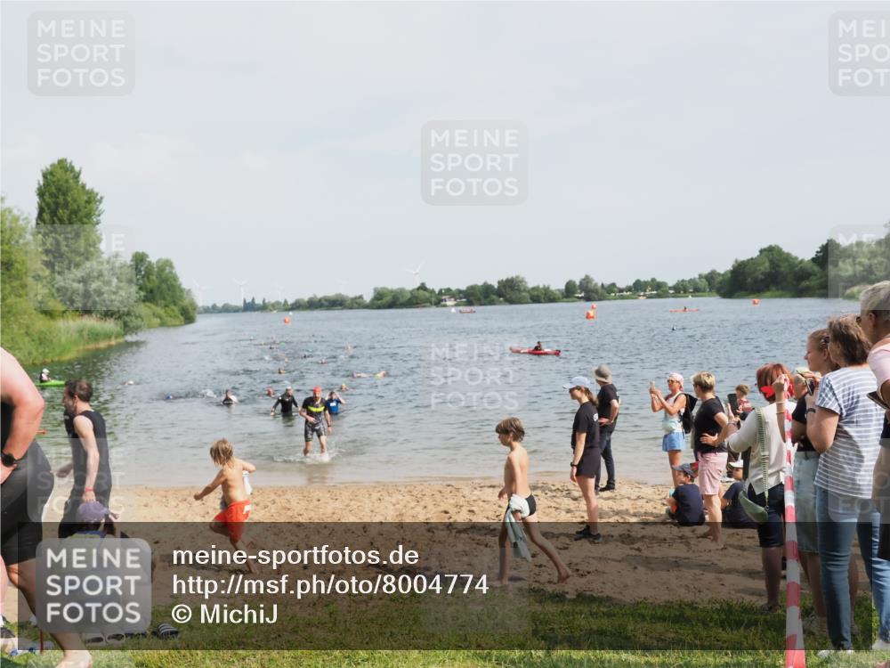 21.06.2025 - 27. Vierlanden-Triathlon MichiJ http://msf.ph/oto/8004774 15.06.2026 10:06:22 Schwimmen 370, 394, 447, 455 meine-sportfotos.de