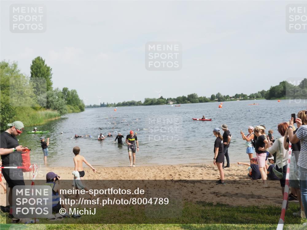 21.06.2025 - 27. Vierlanden-Triathlon MichiJ http://msf.ph/oto/8004789 15.06.2026 10:06:24 Schwimmen 394, 434, 447 meine-sportfotos.de