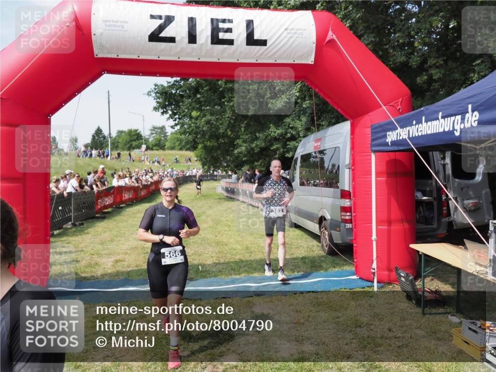 21.06.2025 - 27. Vierlanden-Triathlon MichiJ http://msf.ph/oto/8004790 15.06.2026 11:29:36 Ziel 382, 507, 566 meine-sportfotos.de