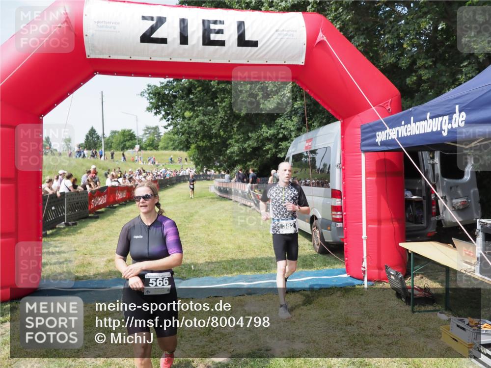 21.06.2025 - 27. Vierlanden-Triathlon MichiJ http://msf.ph/oto/8004798 15.06.2026 11:29:36 Ziel 382, 507, 566 meine-sportfotos.de