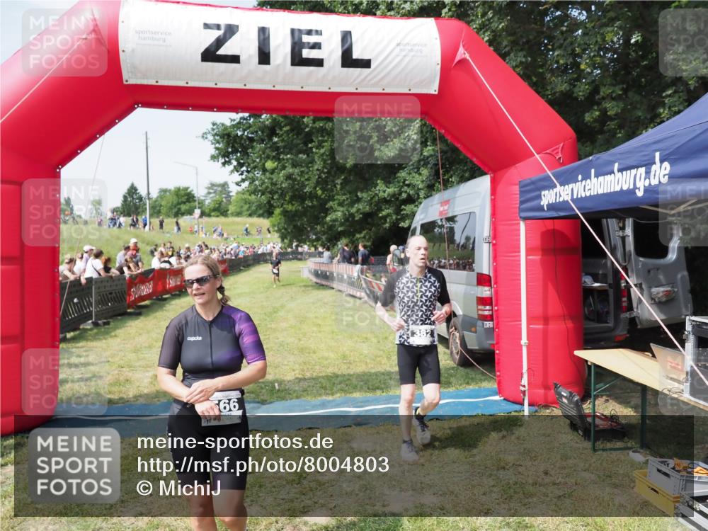 21.06.2025 - 27. Vierlanden-Triathlon MichiJ http://msf.ph/oto/8004803 15.06.2026 11:29:37 Ziel 382, 507, 566 meine-sportfotos.de