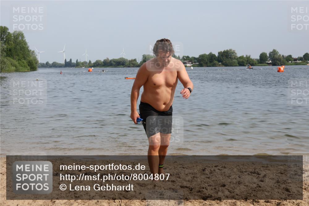 15.06.2025 - 27. Vierlanden-Triathlon Lena Gebhardt http://msf.ph/oto/8004807 15.06.2025 10:00:11 Schwimmen 290 meine-sportfotos.de