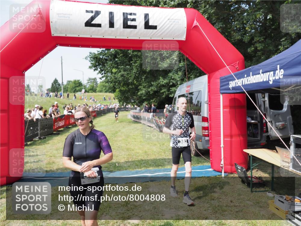 21.06.2025 - 27. Vierlanden-Triathlon MichiJ http://msf.ph/oto/8004808 15.06.2026 11:29:37 Ziel 382, 507, 566 meine-sportfotos.de