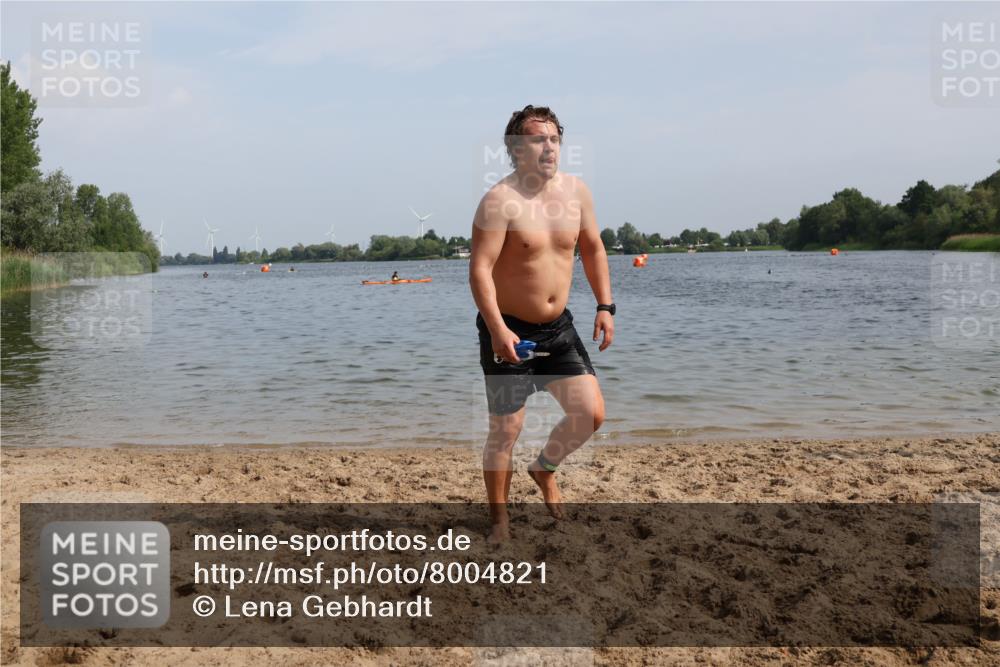 15.06.2025 - 27. Vierlanden-Triathlon Lena Gebhardt http://msf.ph/oto/8004821 15.06.2025 10:00:13 Schwimmen 290 meine-sportfotos.de