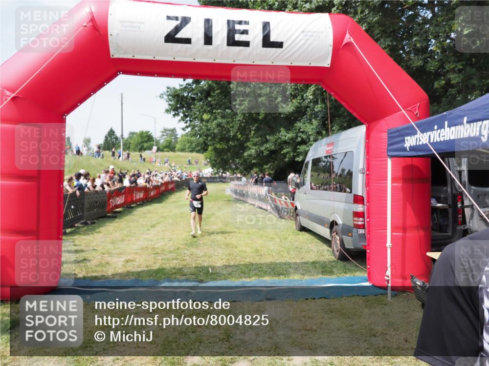 21.06.2025 - 27. Vierlanden-Triathlon MichiJ http://msf.ph/oto/8004825 15.06.2026 11:29:42 Ziel 382, 402, 566 meine-sportfotos.de