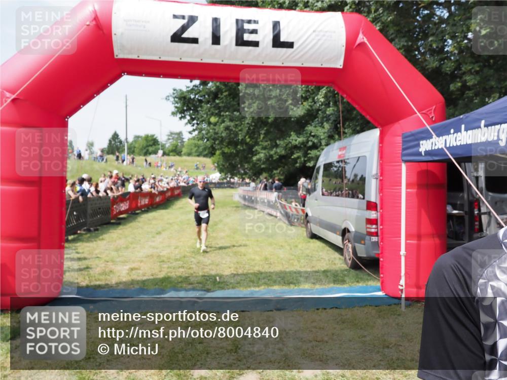 21.06.2025 - 27. Vierlanden-Triathlon MichiJ http://msf.ph/oto/8004840 15.06.2026 11:29:42 Ziel 382, 402, 566 meine-sportfotos.de