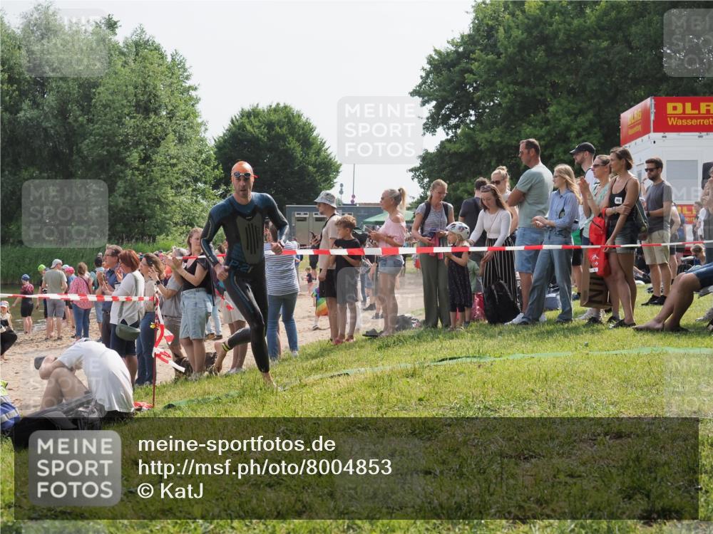 15.06.2025 - 27. Vierlanden-Triathlon KatJ http://msf.ph/oto/8004853 15.06.2025 10:03:52 Schwimmen 377, 425, 432, 436, 439, 1398 meine-sportfotos.de