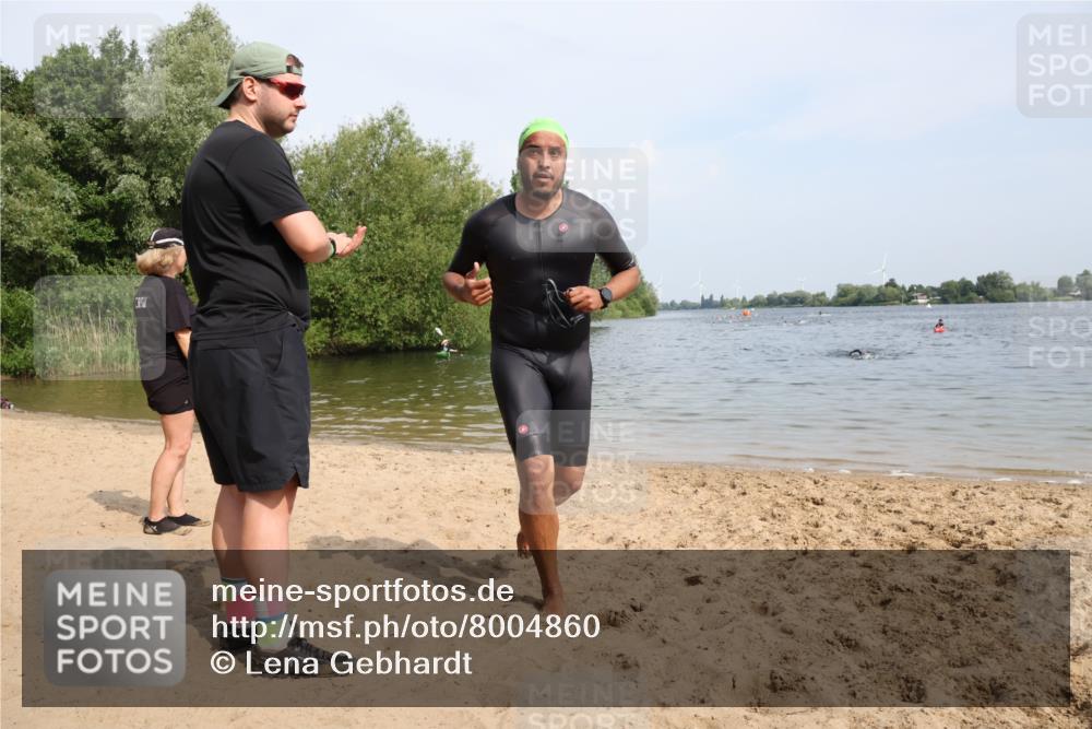 15.06.2025 - 27. Vierlanden-Triathlon Lena Gebhardt http://msf.ph/oto/8004860 15.06.2025 10:02:16 Schwimmen 317 meine-sportfotos.de