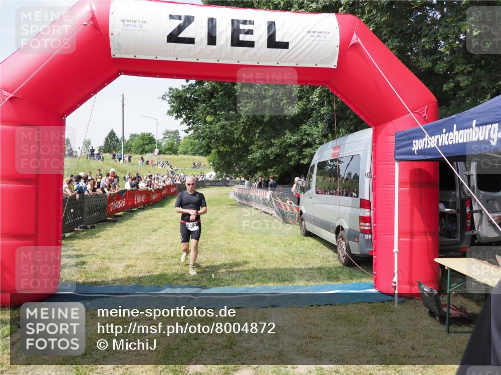 21.06.2025 - 27. Vierlanden-Triathlon MichiJ http://msf.ph/oto/8004872 15.06.2026 11:29:43 Ziel 382, 402 meine-sportfotos.de