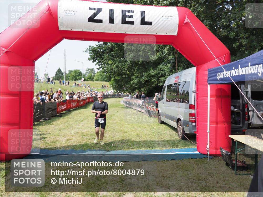 21.06.2025 - 27. Vierlanden-Triathlon MichiJ http://msf.ph/oto/8004879 15.06.2026 11:29:43 Ziel 382, 402 meine-sportfotos.de