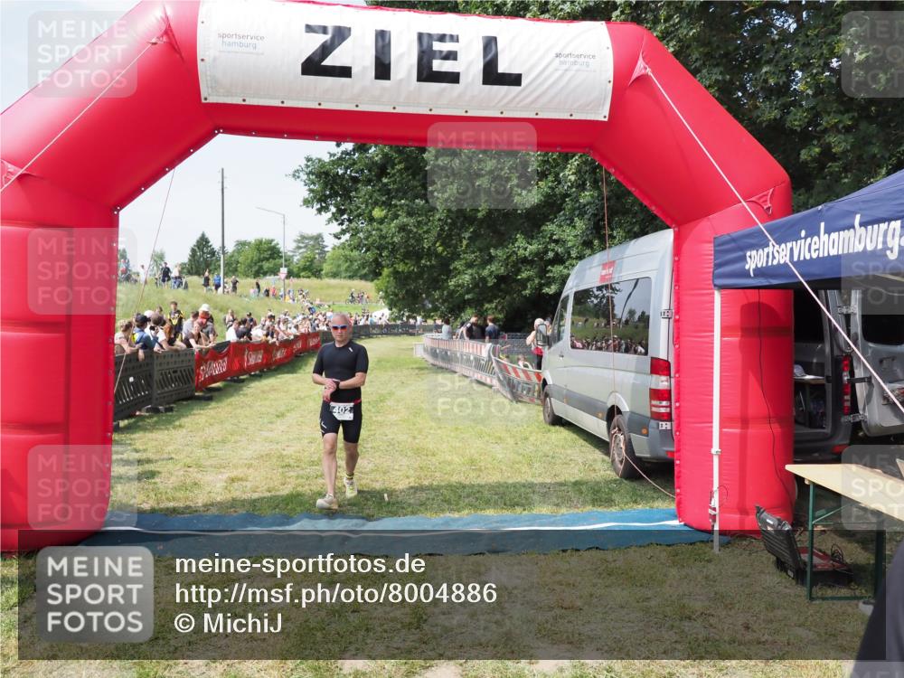 21.06.2025 - 27. Vierlanden-Triathlon MichiJ http://msf.ph/oto/8004886 15.06.2026 11:29:44 Ziel 402 meine-sportfotos.de