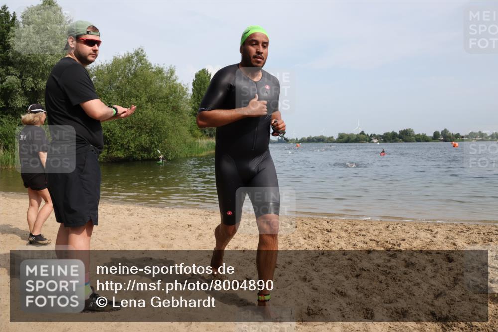 15.06.2025 - 27. Vierlanden-Triathlon Lena Gebhardt http://msf.ph/oto/8004890 15.06.2025 10:02:16 Schwimmen 317 meine-sportfotos.de