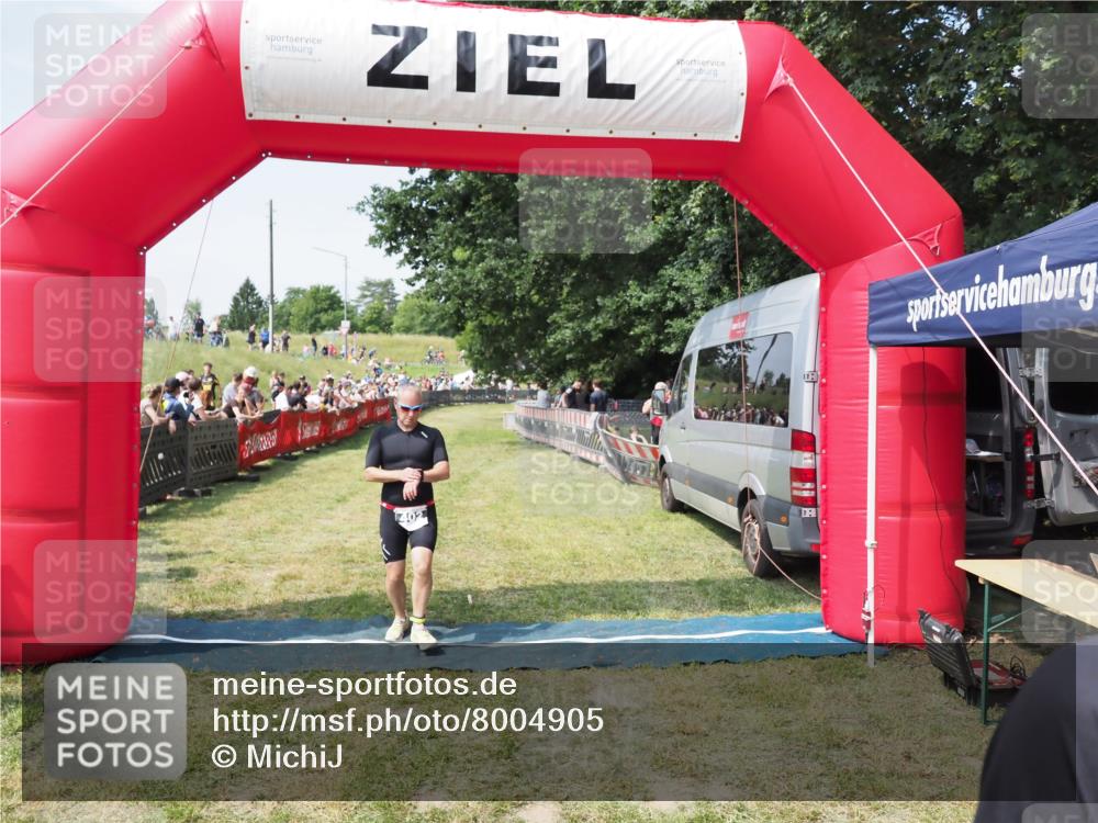 21.06.2025 - 27. Vierlanden-Triathlon MichiJ http://msf.ph/oto/8004905 15.06.2026 11:29:44 Ziel 402 meine-sportfotos.de