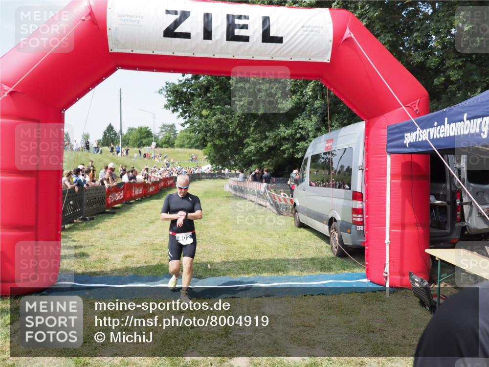 21.06.2025 - 27. Vierlanden-Triathlon MichiJ http://msf.ph/oto/8004919 15.06.2026 11:29:44 Ziel 402 meine-sportfotos.de