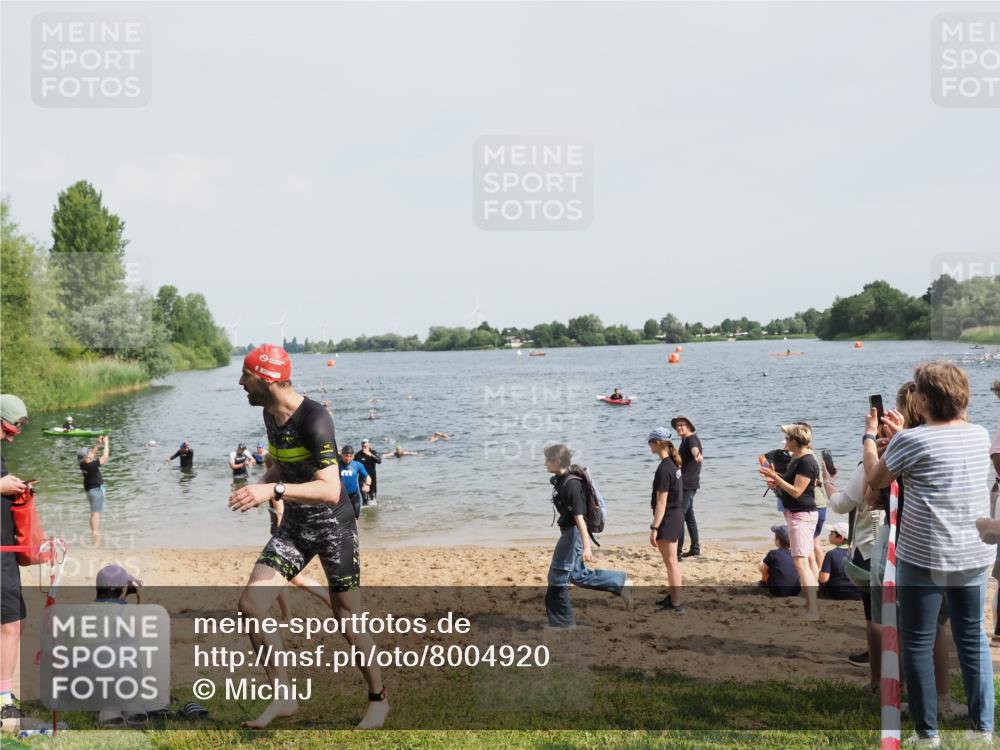 21.06.2025 - 27. Vierlanden-Triathlon MichiJ http://msf.ph/oto/8004920 15.06.2026 10:06:30 Schwimmen 394, 434, 440 meine-sportfotos.de