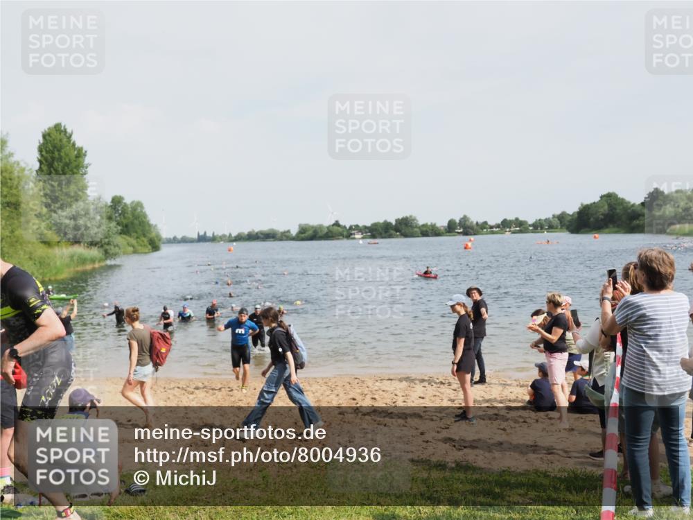 21.06.2025 - 27. Vierlanden-Triathlon MichiJ http://msf.ph/oto/8004936 15.06.2026 10:06:31 Schwimmen 394, 434, 440 meine-sportfotos.de