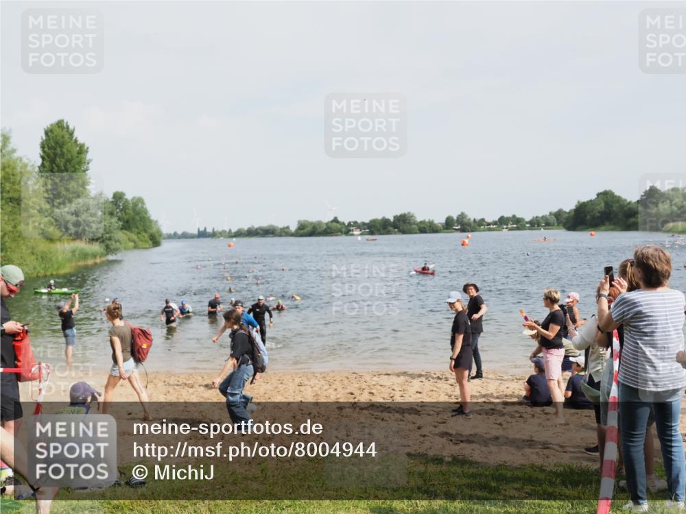 21.06.2025 - 27. Vierlanden-Triathlon MichiJ http://msf.ph/oto/8004944 15.06.2026 10:06:31 Schwimmen 394, 434, 440 meine-sportfotos.de