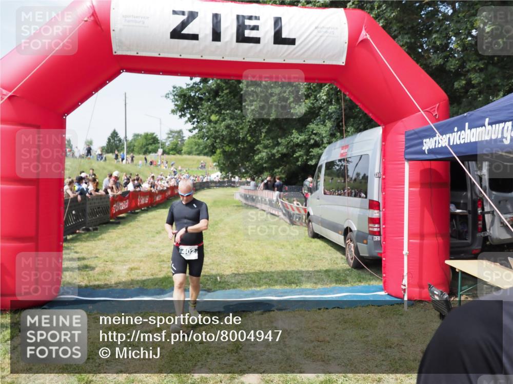21.06.2025 - 27. Vierlanden-Triathlon MichiJ http://msf.ph/oto/8004947 15.06.2026 11:29:44 Ziel 402 meine-sportfotos.de
