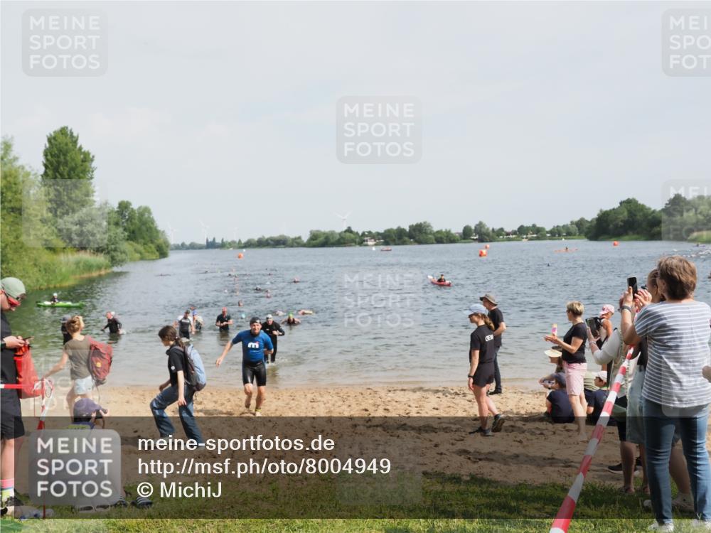21.06.2025 - 27. Vierlanden-Triathlon MichiJ http://msf.ph/oto/8004949 15.06.2026 10:06:31 Schwimmen 394, 434, 440 meine-sportfotos.de