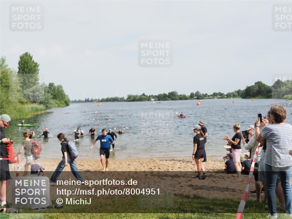21.06.2025 - 27. Vierlanden-Triathlon MichiJ http://msf.ph/oto/8004951 15.06.2026 10:06:31 Schwimmen 394, 434, 440 meine-sportfotos.de