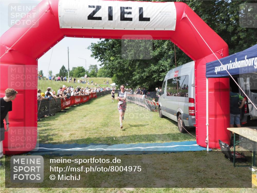 21.06.2025 - 27. Vierlanden-Triathlon MichiJ http://msf.ph/oto/8004975 15.06.2026 11:30:41 Ziel 608 meine-sportfotos.de
