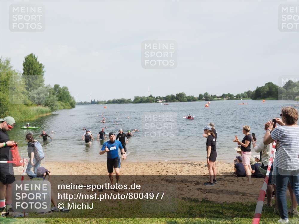 21.06.2025 - 27. Vierlanden-Triathlon MichiJ http://msf.ph/oto/8004977 15.06.2026 10:06:32 Schwimmen 394, 434, 440 meine-sportfotos.de