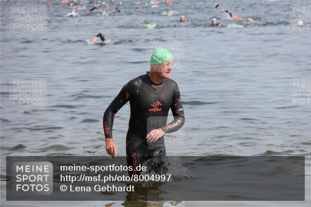 15.06.2025 - 27. Vierlanden-Triathlon Lena Gebhardt http://msf.ph/oto/8004997 15.06.2025 10:02:34 Schwimmen 397, 405 meine-sportfotos.de