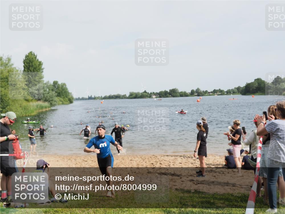21.06.2025 - 27. Vierlanden-Triathlon MichiJ http://msf.ph/oto/8004999 15.06.2026 10:06:33 Schwimmen 394, 434, 440 meine-sportfotos.de