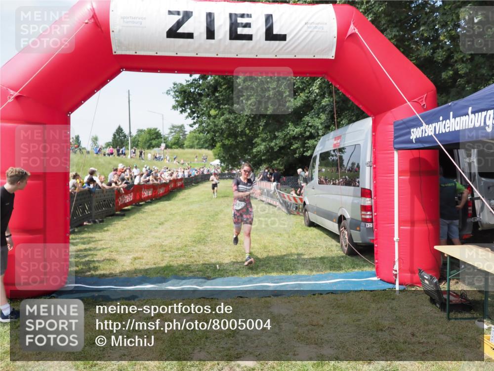 21.06.2025 - 27. Vierlanden-Triathlon MichiJ http://msf.ph/oto/8005004 15.06.2026 11:30:41 Ziel 608 meine-sportfotos.de