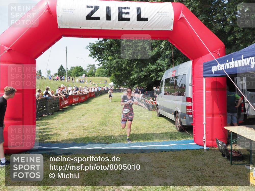 21.06.2025 - 27. Vierlanden-Triathlon MichiJ http://msf.ph/oto/8005010 15.06.2026 11:30:41 Ziel 608 meine-sportfotos.de