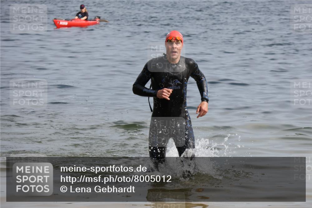 15.06.2025 - 27. Vierlanden-Triathlon Lena Gebhardt http://msf.ph/oto/8005012 15.06.2025 10:02:35 Schwimmen 397, 405 meine-sportfotos.de