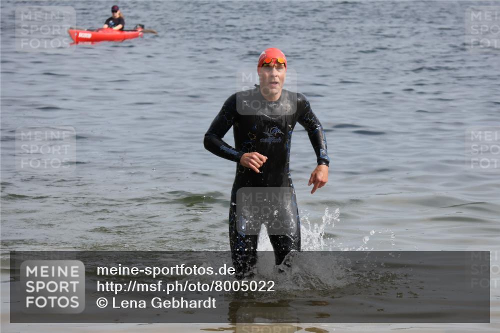 15.06.2025 - 27. Vierlanden-Triathlon Lena Gebhardt http://msf.ph/oto/8005022 15.06.2025 10:02:35 Schwimmen 397, 405 meine-sportfotos.de