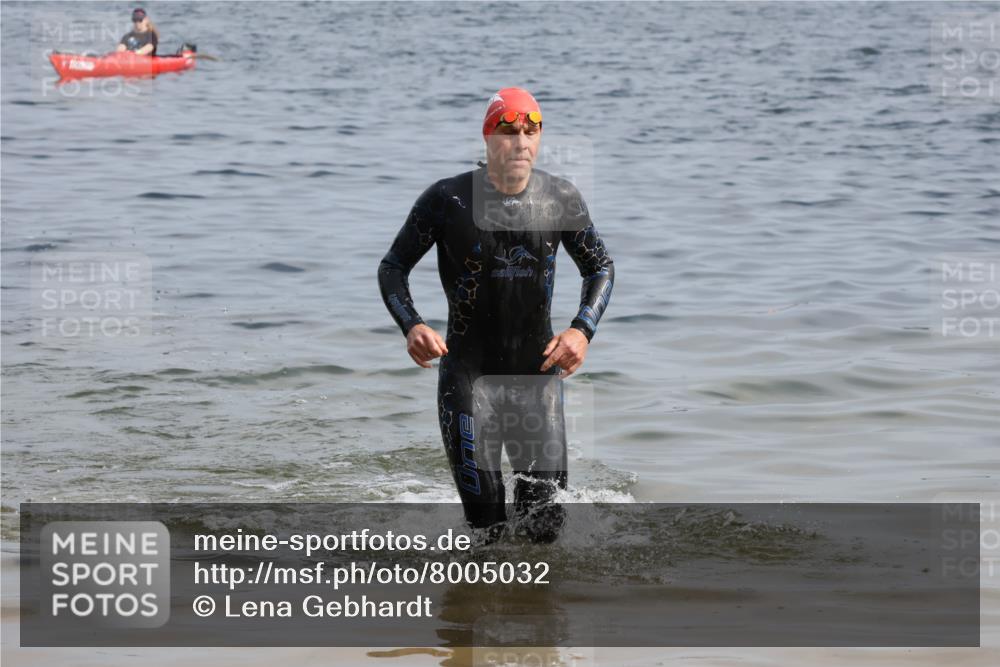 15.06.2025 - 27. Vierlanden-Triathlon Lena Gebhardt http://msf.ph/oto/8005032 15.06.2025 10:02:35 Schwimmen 397, 405 meine-sportfotos.de