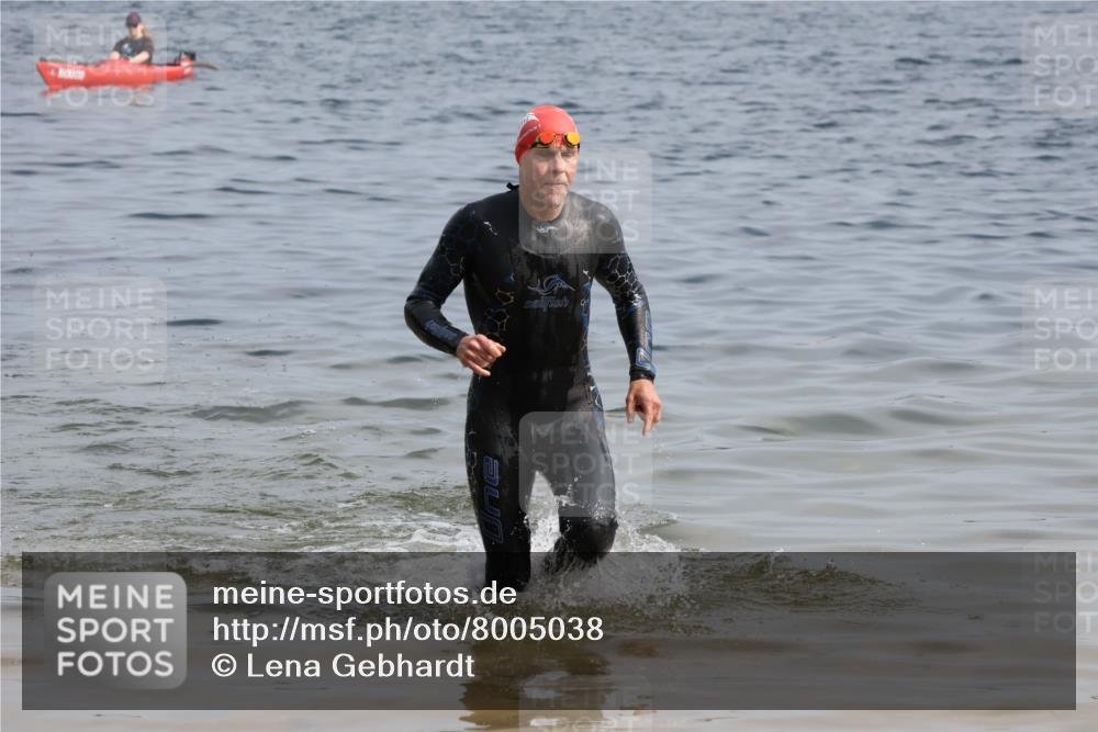15.06.2025 - 27. Vierlanden-Triathlon Lena Gebhardt http://msf.ph/oto/8005038 15.06.2025 10:02:35 Schwimmen 397, 405 meine-sportfotos.de