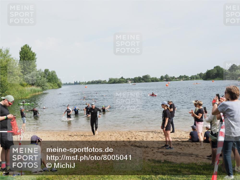 21.06.2025 - 27. Vierlanden-Triathlon MichiJ http://msf.ph/oto/8005041 15.06.2026 10:06:34 Schwimmen 394, 434, 440 meine-sportfotos.de