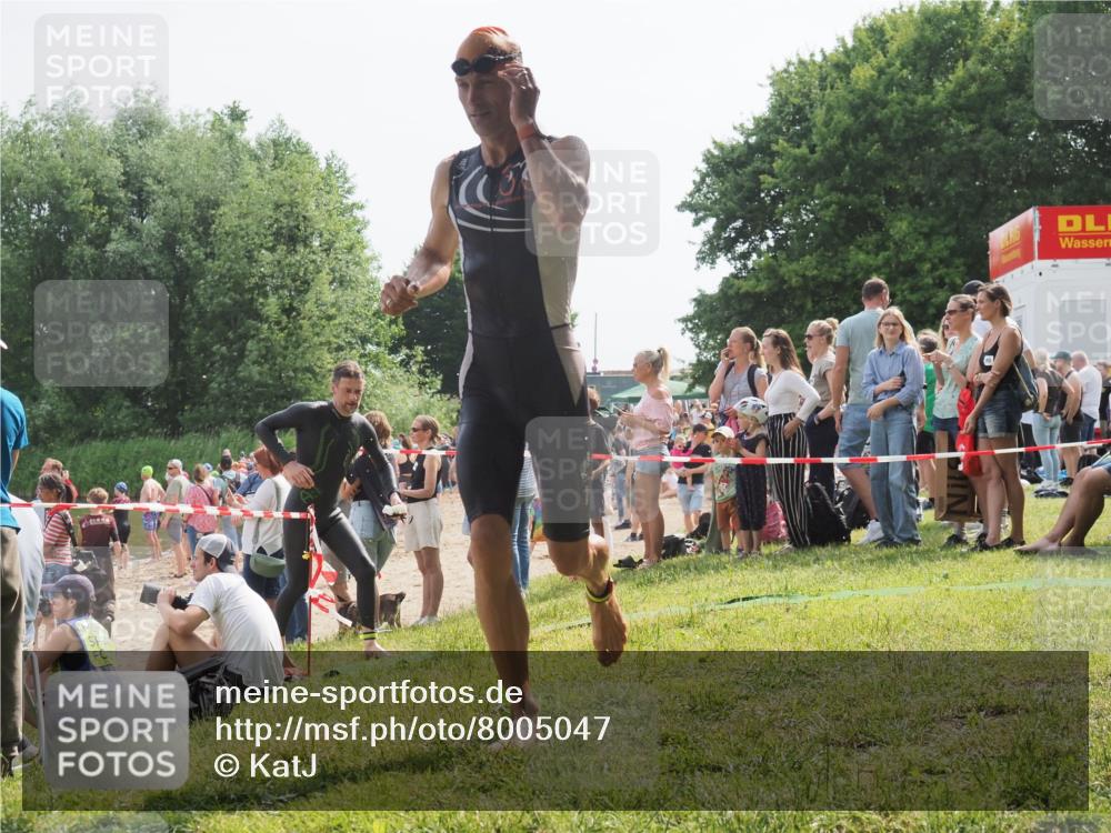 15.06.2025 - 27. Vierlanden-Triathlon KatJ http://msf.ph/oto/8005047 15.06.2025 10:04:01 Schwimmen 415, 427, 436, 1398 meine-sportfotos.de