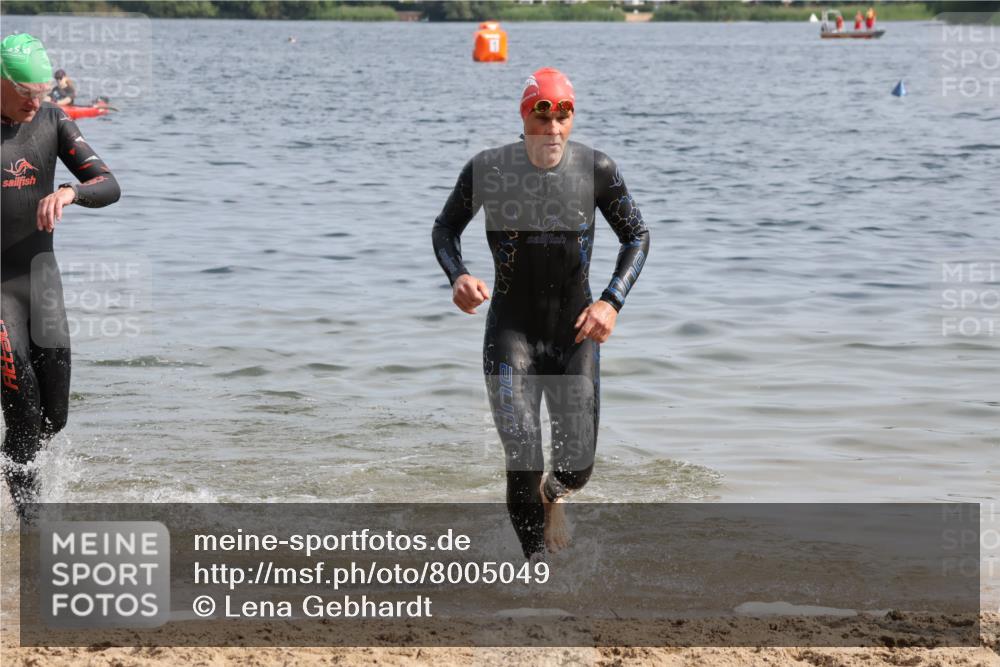 15.06.2025 - 27. Vierlanden-Triathlon Lena Gebhardt http://msf.ph/oto/8005049 15.06.2025 10:02:37 Schwimmen 397, 405 meine-sportfotos.de