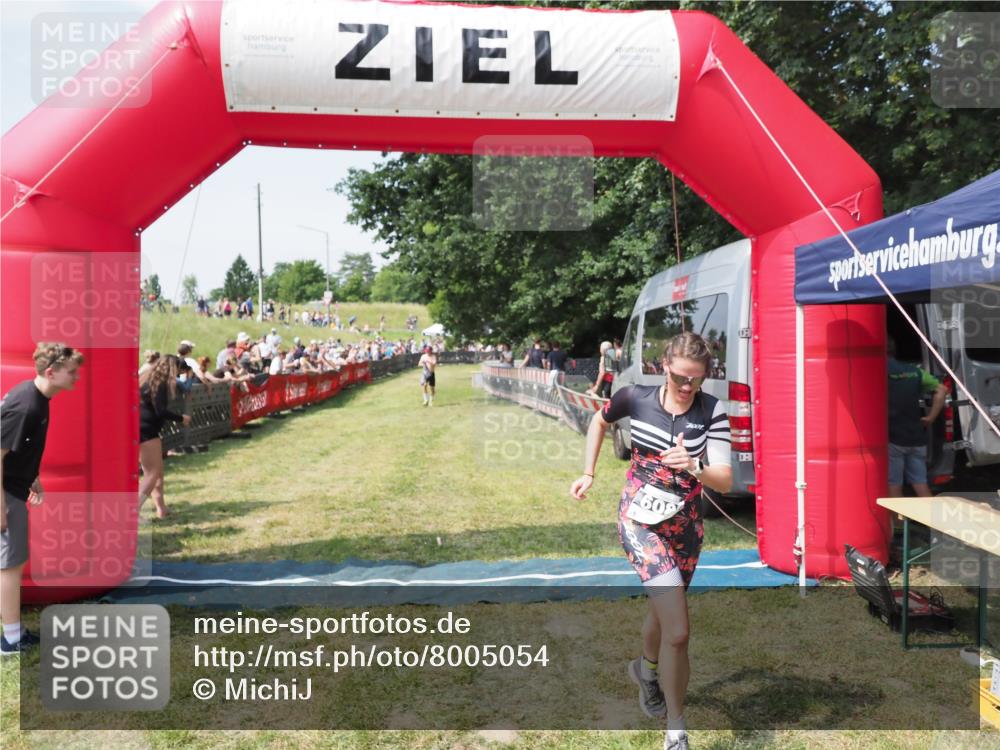21.06.2025 - 27. Vierlanden-Triathlon MichiJ http://msf.ph/oto/8005054 15.06.2026 11:30:42 Ziel 608 meine-sportfotos.de