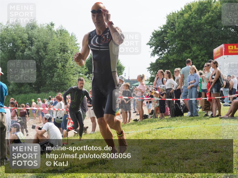 15.06.2025 - 27. Vierlanden-Triathlon KatJ http://msf.ph/oto/8005056 15.06.2025 10:04:01 Schwimmen 415, 427, 436, 1398 meine-sportfotos.de