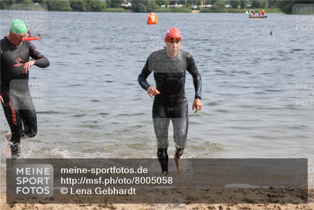 15.06.2025 - 27. Vierlanden-Triathlon Lena Gebhardt http://msf.ph/oto/8005058 15.06.2025 10:02:37 Schwimmen 397, 405 meine-sportfotos.de