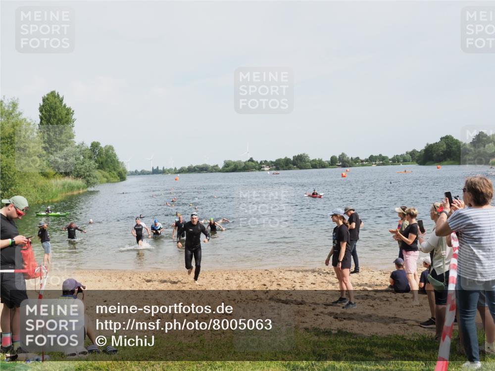 21.06.2025 - 27. Vierlanden-Triathlon MichiJ http://msf.ph/oto/8005063 15.06.2026 10:06:35 Schwimmen 394, 434, 440 meine-sportfotos.de