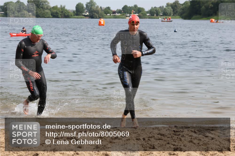 15.06.2025 - 27. Vierlanden-Triathlon Lena Gebhardt http://msf.ph/oto/8005069 15.06.2025 10:02:37 Schwimmen 397, 405 meine-sportfotos.de