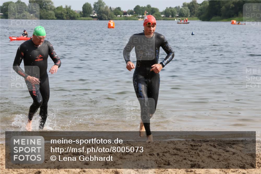 15.06.2025 - 27. Vierlanden-Triathlon Lena Gebhardt http://msf.ph/oto/8005073 15.06.2025 10:02:37 Schwimmen 397, 405 meine-sportfotos.de
