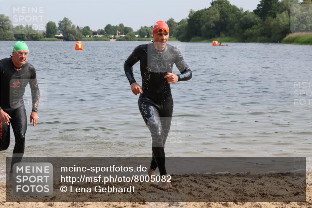 15.06.2025 - 27. Vierlanden-Triathlon Lena Gebhardt http://msf.ph/oto/8005082 15.06.2025 10:02:38 Schwimmen 397, 405 meine-sportfotos.de